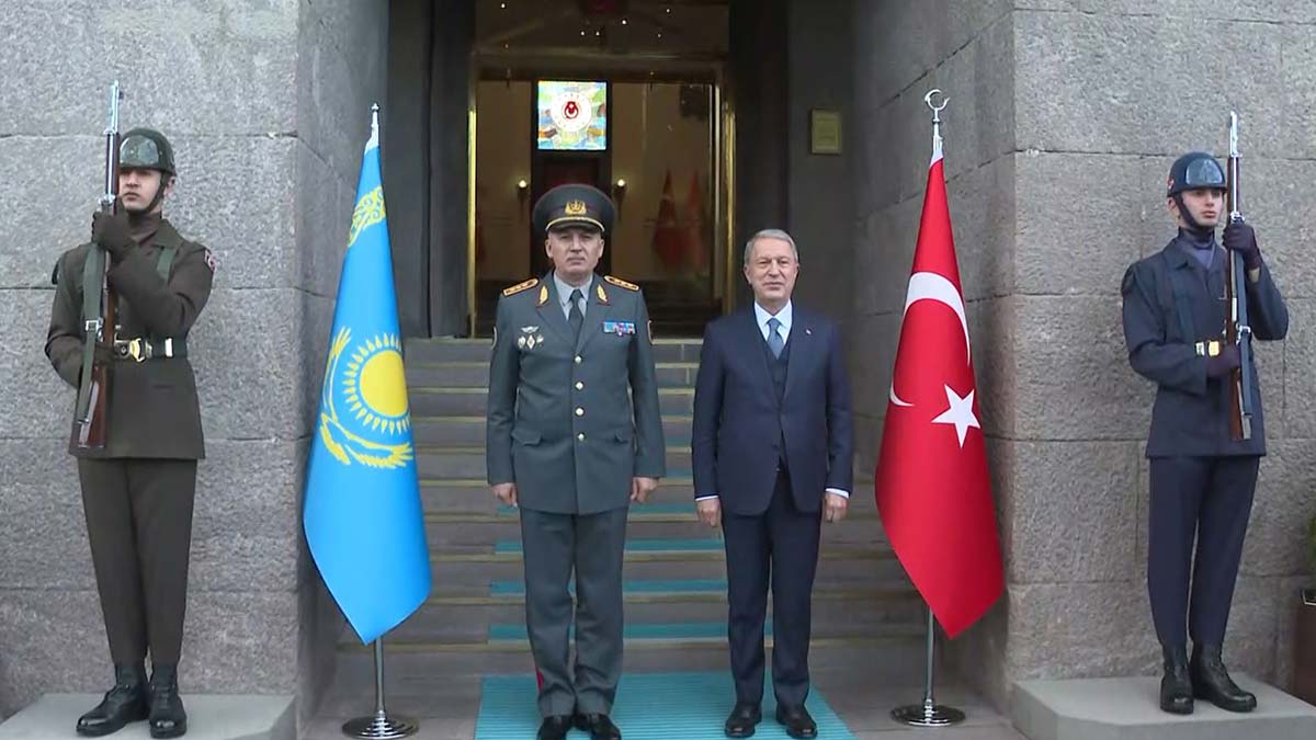 Akar, Kazakistan Savunma Bakanı ile görüştü