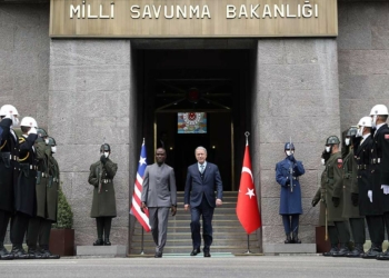 Akar, Liberya Savunma Bakanı ile araya geldi