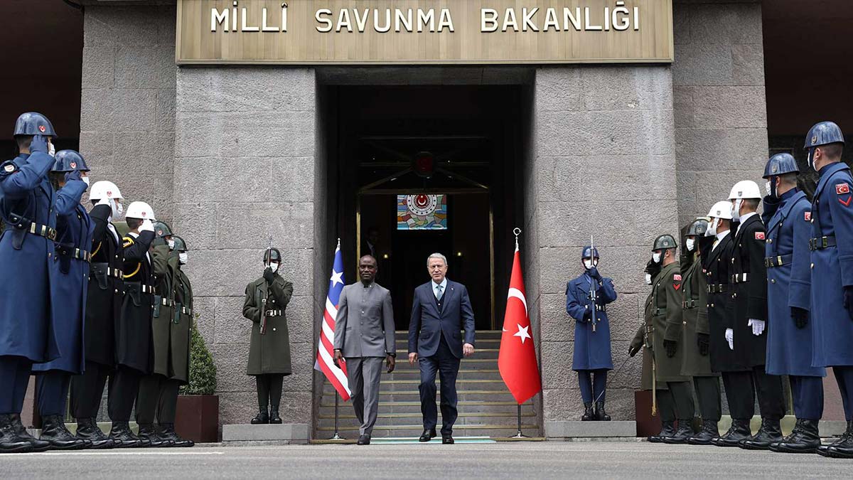 Akar, Liberya Savunma Bakanı ile araya geldi