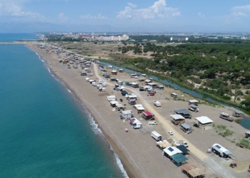 Aksu sahilinde denize sıfır olan çardaklar yıkılmadı