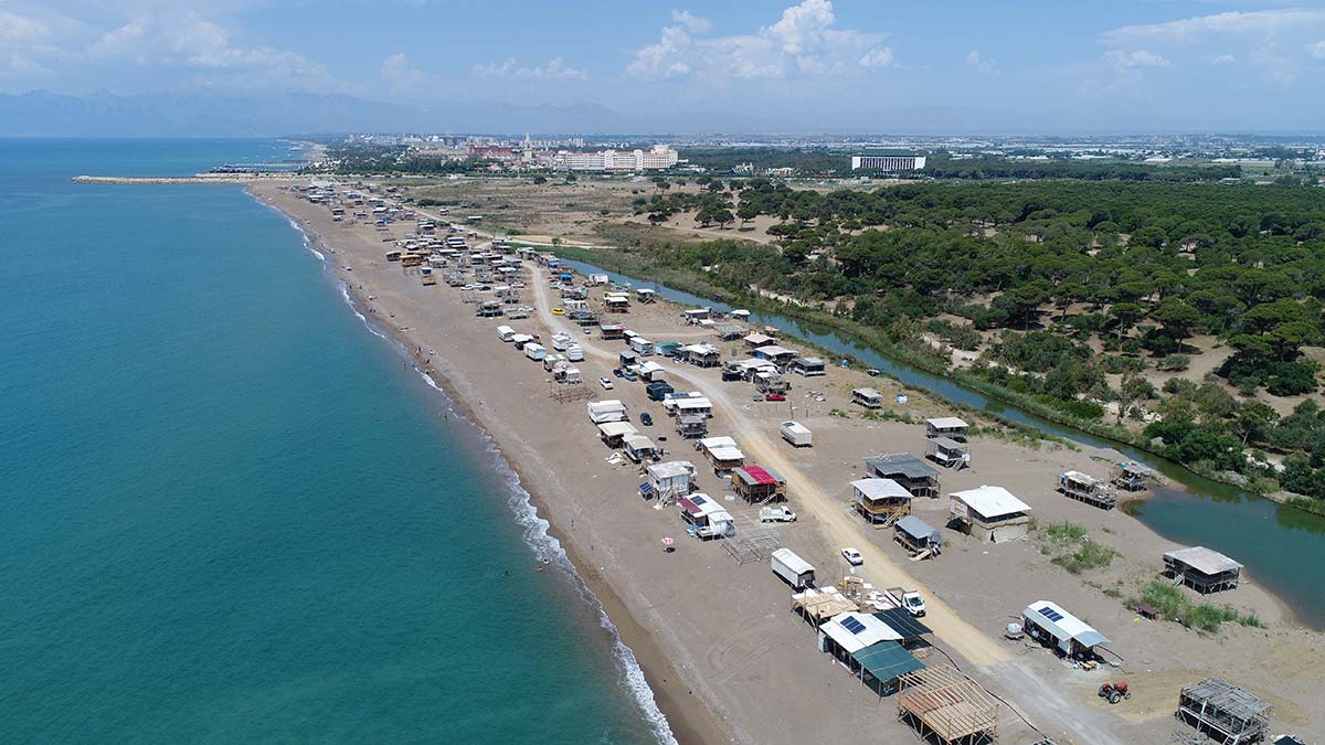 Aksu sahilinde denize sıfır olan çardaklar yıkılmadı
