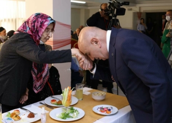 Altınok huzurevinde yaşlılarla bayramlaştı