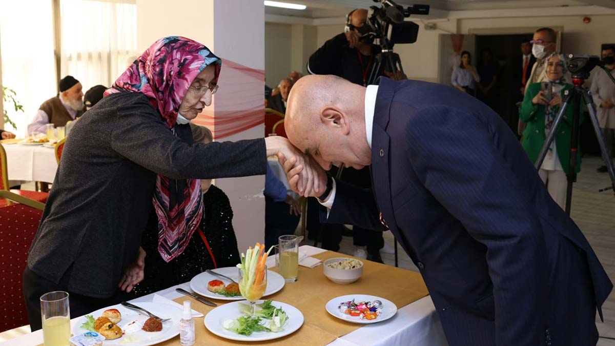 Altınok huzurevinde yaşlılarla bayramlaştı