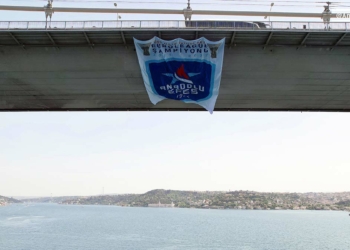 Anadolu Efes'in bayrakları İstanbul Boğazı'nda