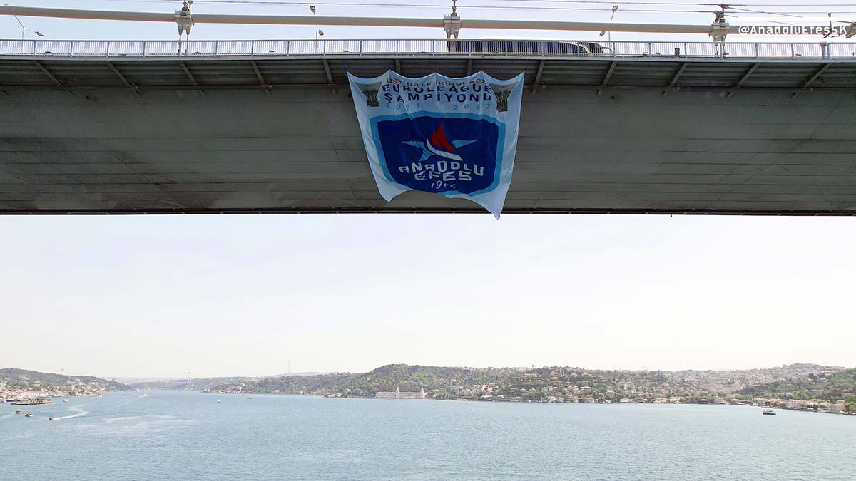 Anadolu Efes'in bayrakları İstanbul Boğazı'nda