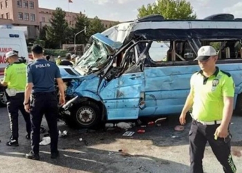 Ankara'da otomobille minibüs çarpıştı: 20 yaralı