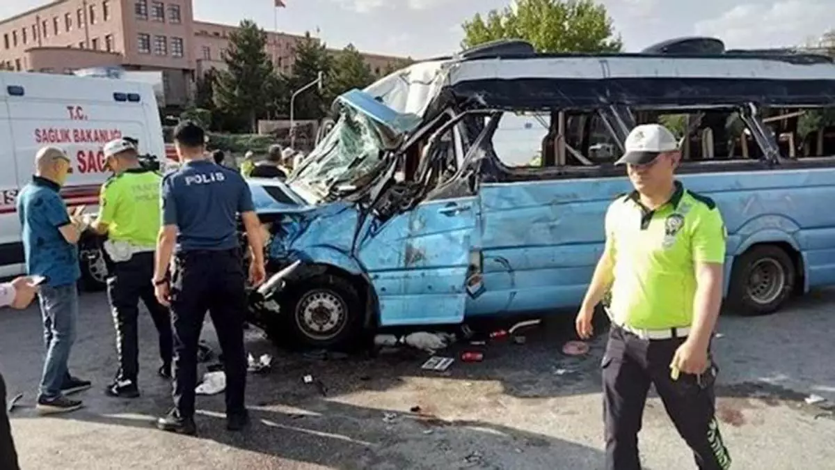 Ankara'da otomobille minibüs çarpıştı: 20 yaralı