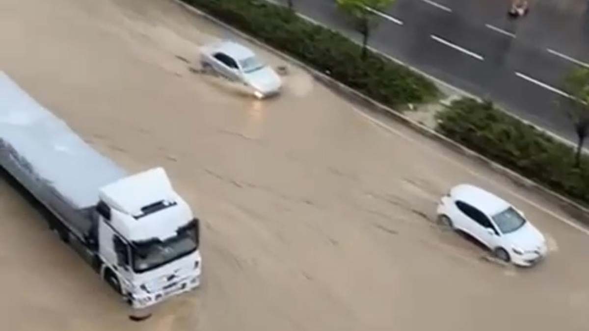 Ankara'da sağanak yağış sonrası yolları su bastı