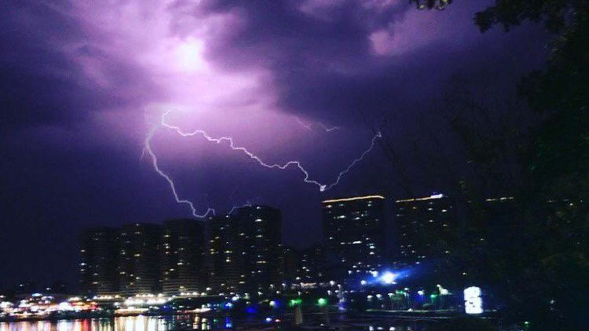 Ankara'da şimşekler gökyüzünü aydınlattı