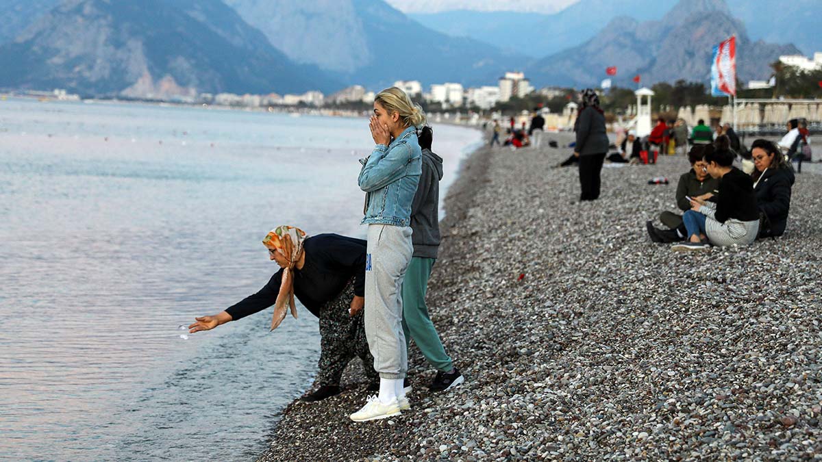 Antalya'da, Hıdırellez dilekleri suyla buluştu