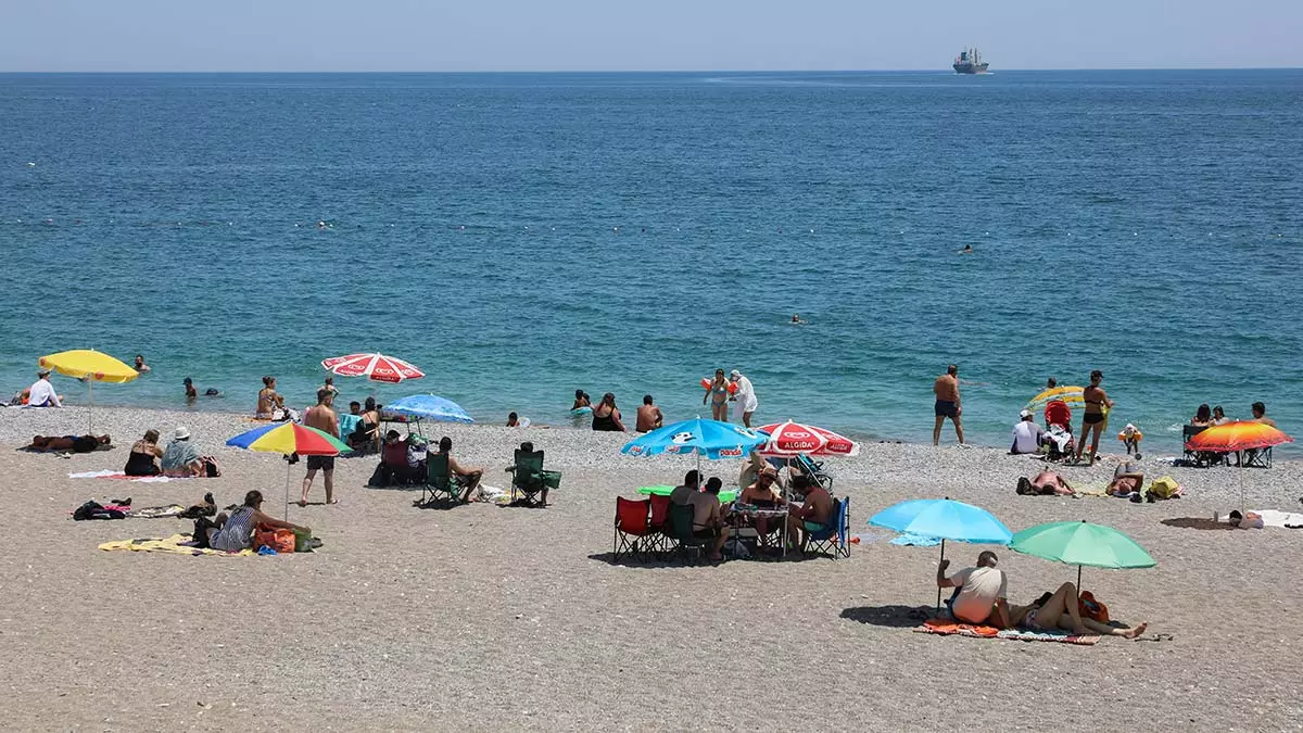 Antalya'da hava sıcaklığı 37 dereceyi gördü