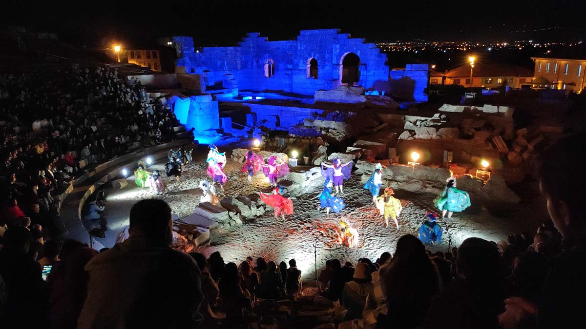 Antik kent tiyatrosunda 2 bin yıl sonra gösteri