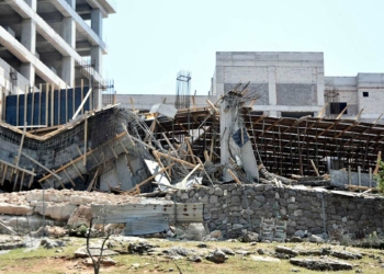 Apartman inşaatında çökme: 1'i ağır 3 işçi yaralı