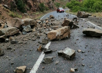 Artvin'de kayaların düştüğü yol, ulaşıma kapandı