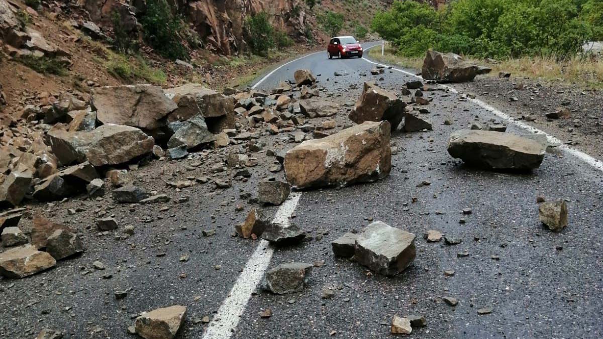 Artvin'de kayaların düştüğü yol, ulaşıma kapandı