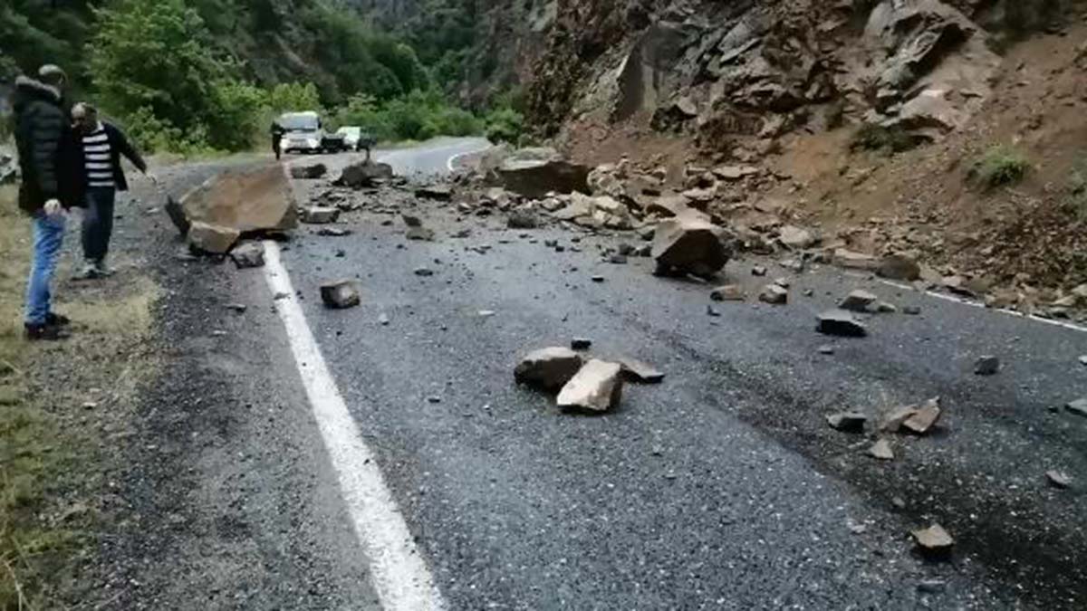Artvin'de kayaların düştüğü yol, ulaşıma kapandı