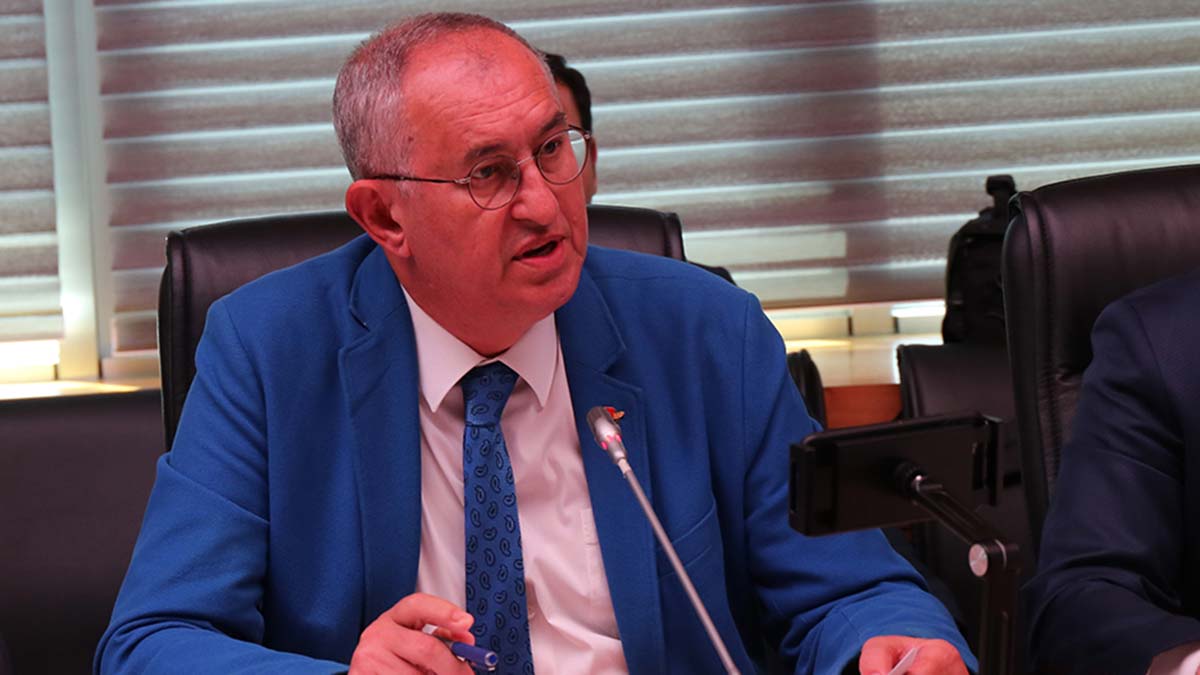 Cumhuriyet Halk Partisi (CHP) İzmir Milletvekili Atila Sertel, "AKP milletvekillerine göre halkımız zenginleşti, sokağa çıksanız göreceksiniz de sokağa çıkacak yüzünüz kalmadı" dedi.