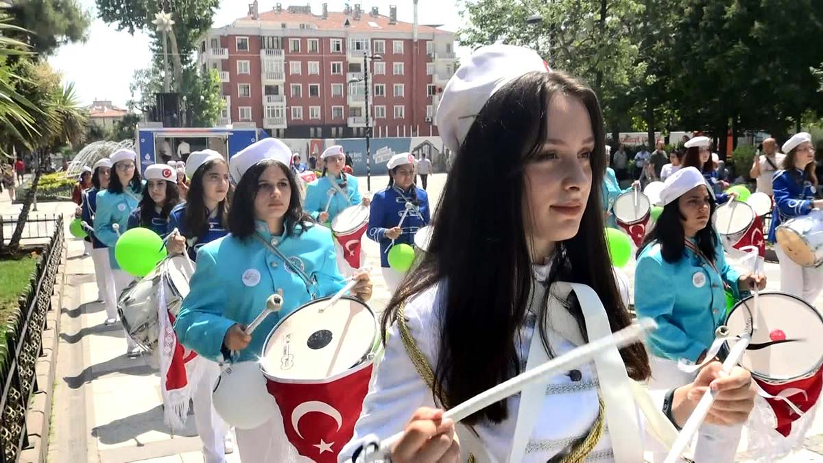 Avcılar'da bandolu 'Sigarayı bırak' çağrısı