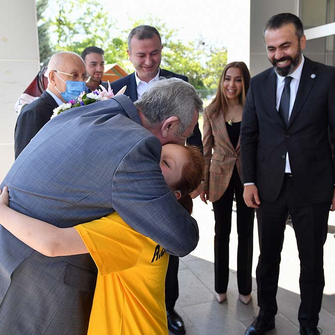 Ankara Büyükşehir Belediye Başkanı Mansur Yavaş işitme engelli çocuklar için başlatılan yüzme kursunu ziyaret etti.