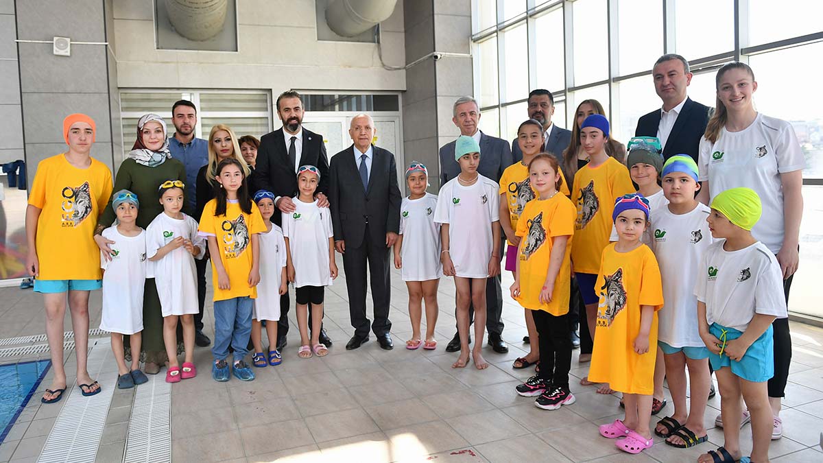 Mansur Yavaş işitme engelli çocuklarla buluştu