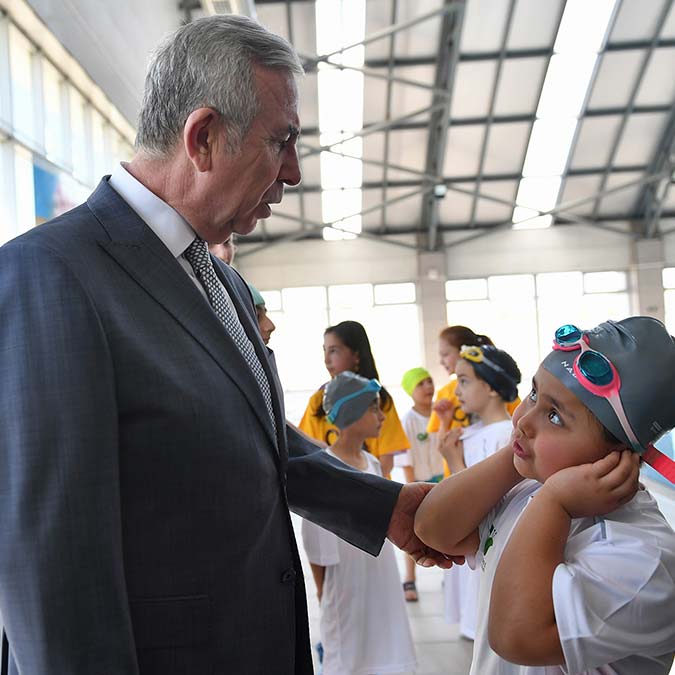 Mansur Yavaş işitme engelli çocuklarla buluştu