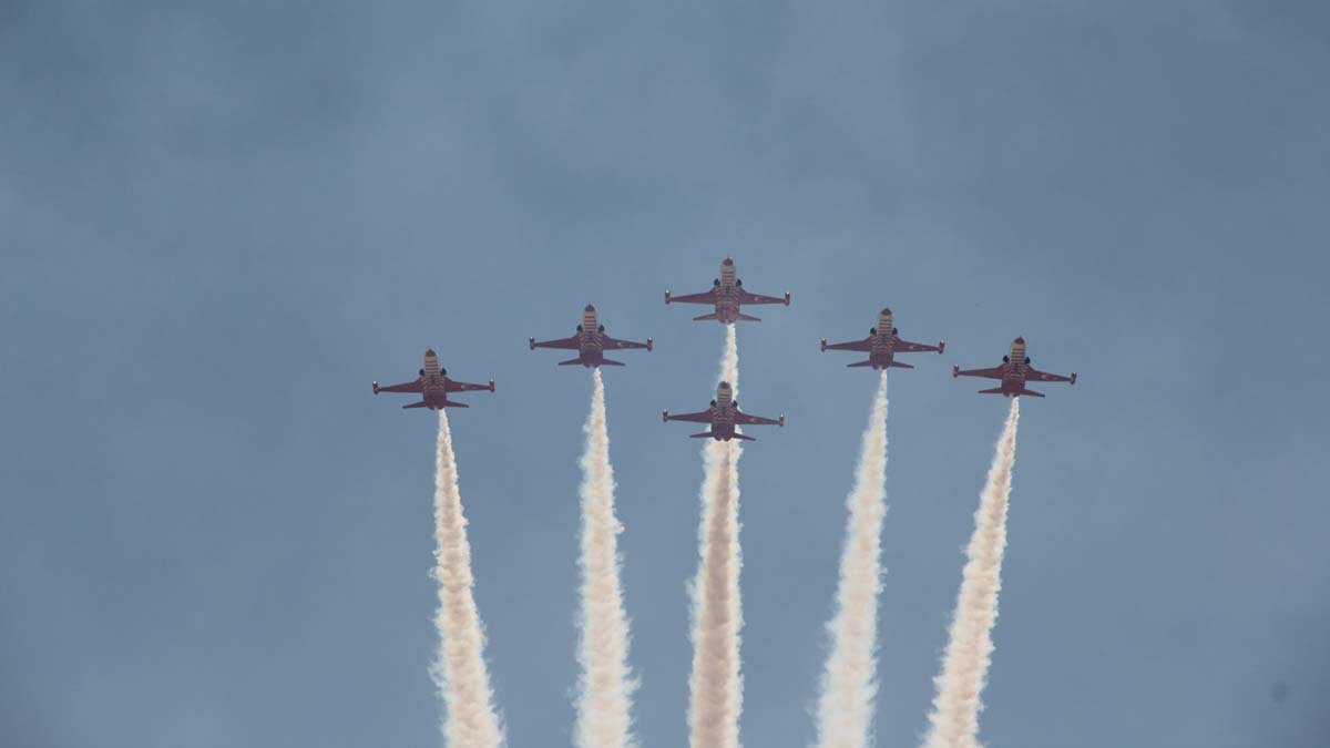 Bahar şenliklerinde akrobasi timinden gösteri