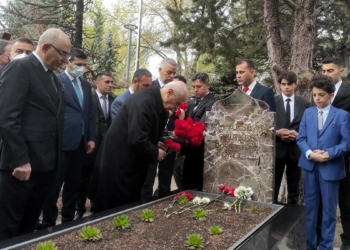 Bahçeli, Türkeş'in mezarını ziyaret etti