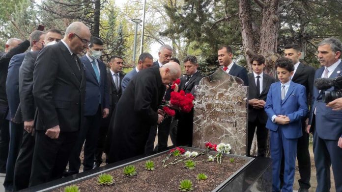 Bahçeli, Türkeş'in mezarını ziyaret etti