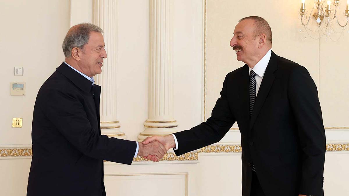 Bakan Akar, İlham Aliyev ile görüştü