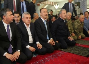 Bakan Akar, bayram namazını Şanlıurfa'da kıldı