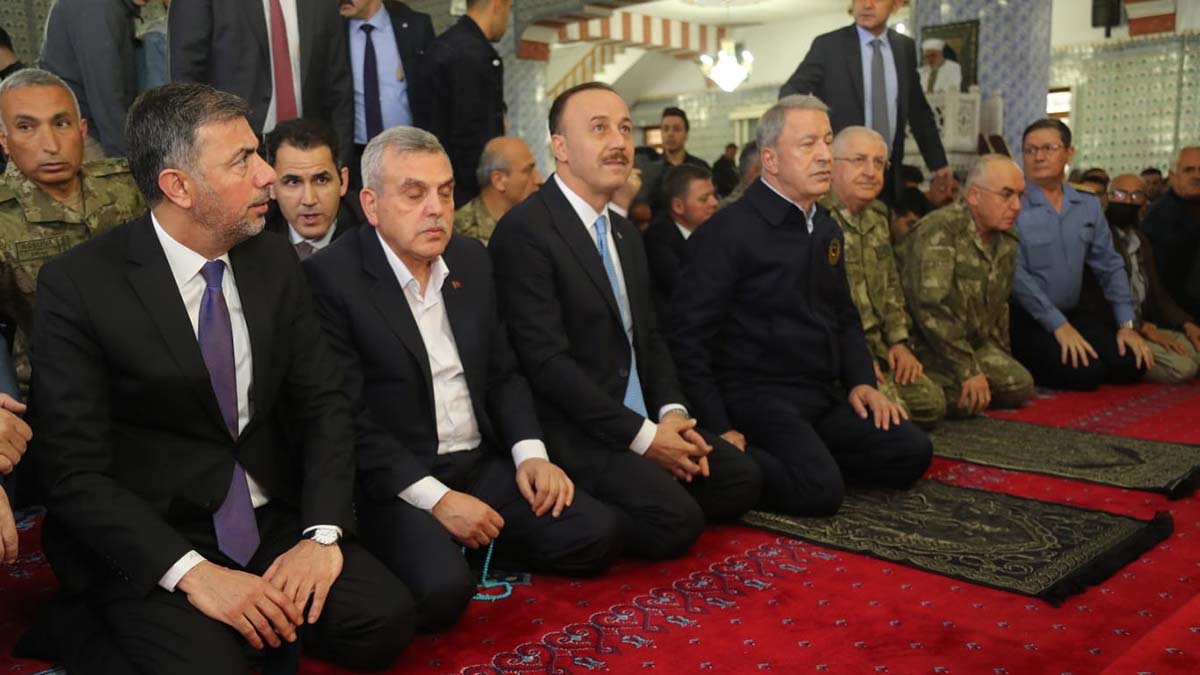 Bakan Akar, bayram namazını Şanlıurfa'da kıldı