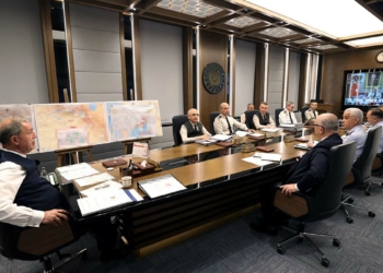 Bakan Akar'dan komutanlarla toplantı