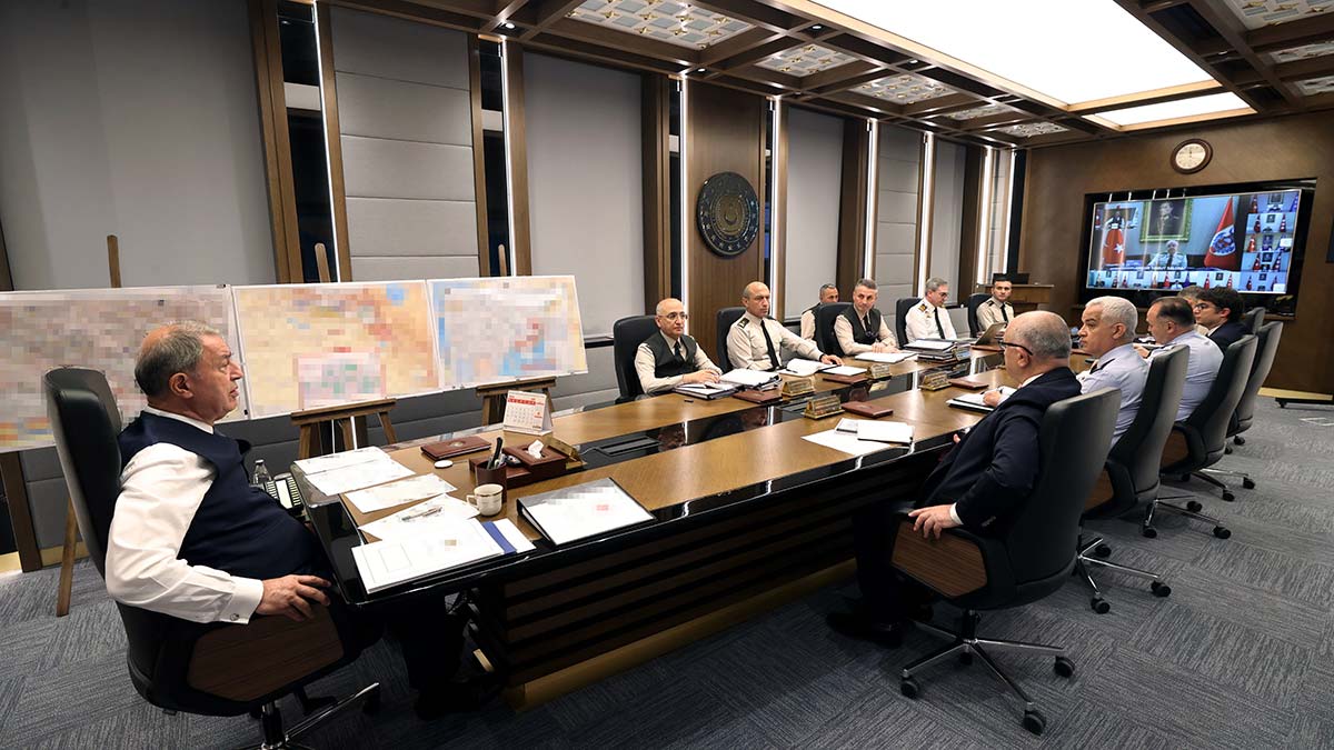 Bakan Akar'dan komutanlarla toplantı