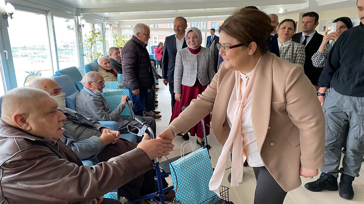 Bakan Derya Yanık huzurevlerini ziyaret etti 