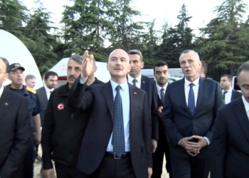 Bakan Soylu Geçici Barınma Alanını gezdi