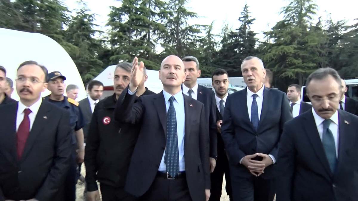 Bakan Soylu Geçici Barınma Alanını gezdi