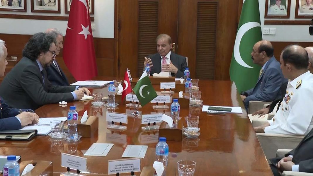 Bakanı Akar, Pakistan Başbakanı Şerif ile görüştü