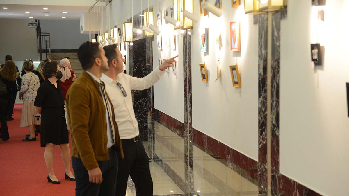 Hazine ve Maliye Bakanlığı'nda yönetici olan Betül Küçük (51), 2 yıl önce kaybettiği eşinin anısına çini sergisi açtı. Betül Küçük, bakanlık sergi salonunda açılan 156 eserin bulunduğu doğa temalı serginin geliri ile eşinin kabrinin bulunduğu mezarlığın yakınında çocuk parkı yaptıracak.