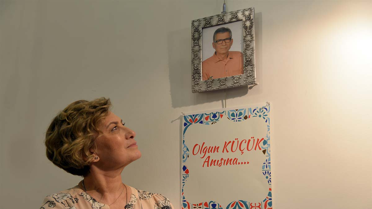 Bakanlıkta eşinin anısına çini sergisi açtı