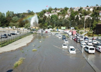 Başakşehir'de su borusu patladı; yol göle döndü