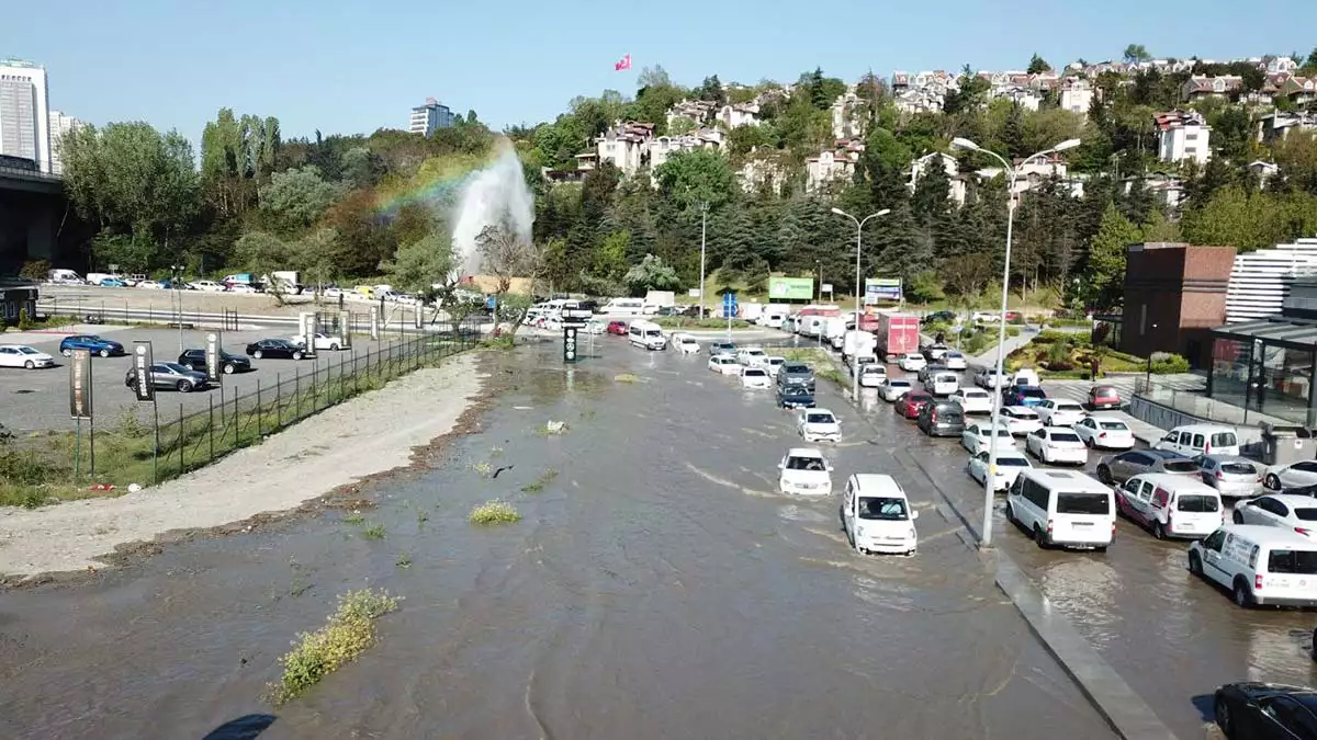 Başakşehir'de su borusu patladı; yol göle döndü