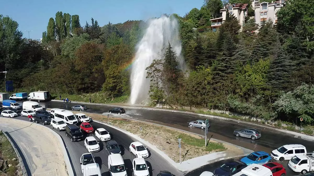 Başakşehir'de su borusu patladı; yol göle döndü