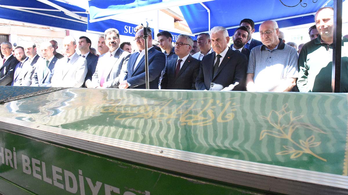 Binali Yıldırım Sivas'ta cenazeye katıldı