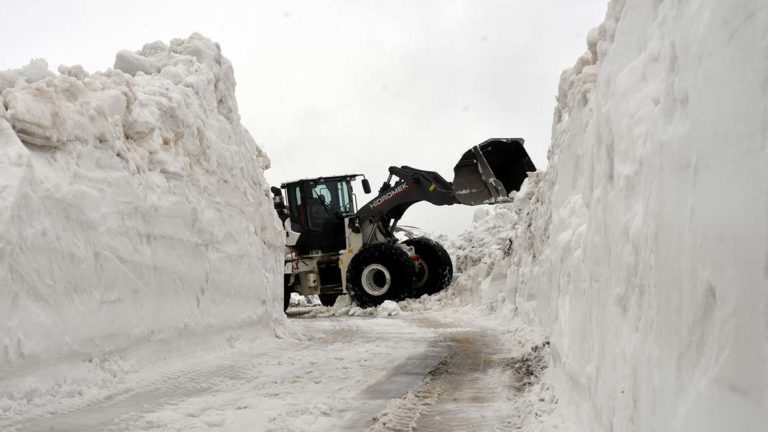 Bitlis’te 6 metrelik karla mücadele çalışması