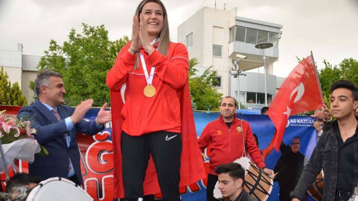 Boks Şampiyonu Hatice Akbaş coşkuyla karşılandı