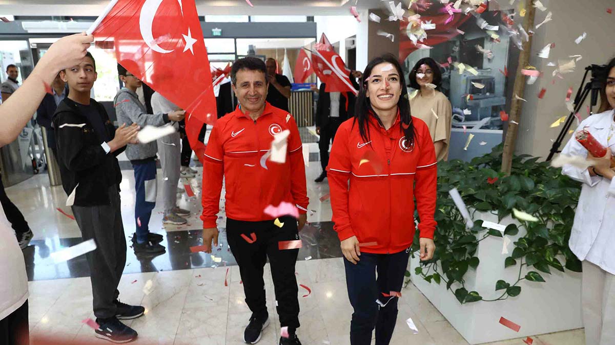 Boks şampiyonu Ayşe Çağırır'a sürpriz karşılama