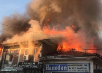 Bolvadin'de yangın; 15 işyeri küle döndü