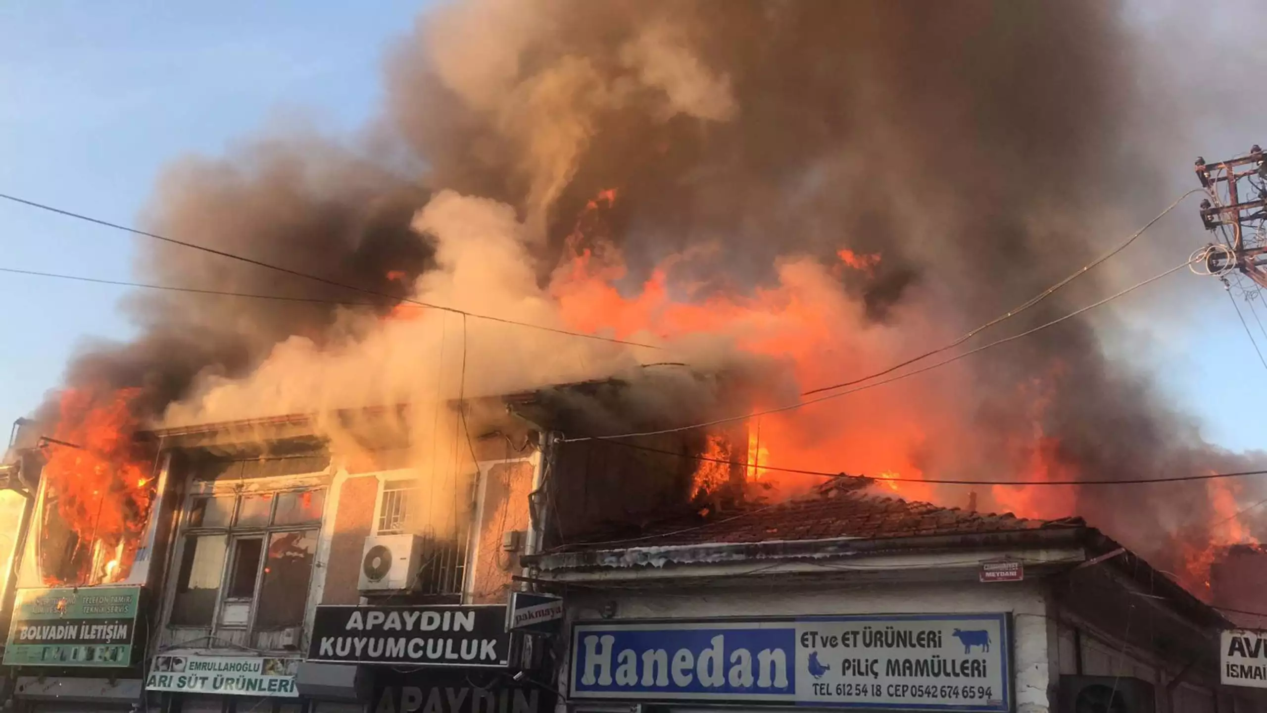 Bolvadin'de yangın; 15 işyeri küle döndü