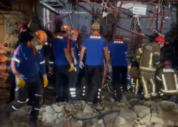Bursa'da AVM'deki mağazanın tavanı çöktü