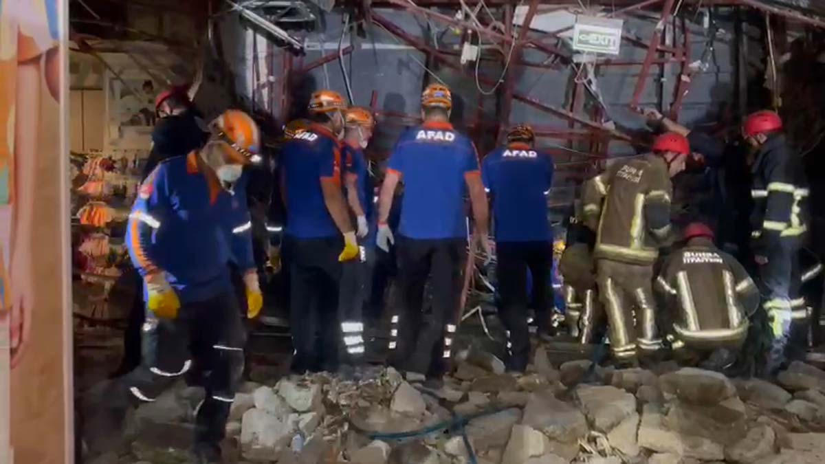Bursa'da AVM'deki mağazanın tavanı çöktü